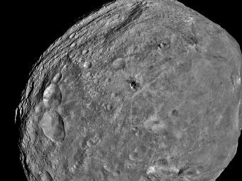El gran asteroide Vesta visto por la sonda Dawn, haga click para agrandar.