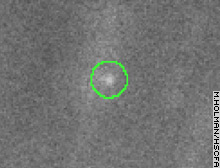 Uno de los nuevos minisatélites de Neptuno, se puede distinguir contra el fondo con los trazos de las estrellas fijas. Crédito: H-S CfA