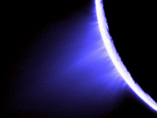 Geisers de agua salada, brotan de una fisura en el hemisferio sur de Enceladus. Cassini/NASA.