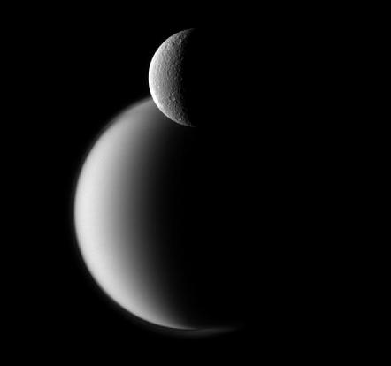 Comparación de dos satélites: Titán y Rhea (Haga click para agrandar). Crédito: NASA.