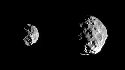Foebe ha sido duramente castigada por los meteoros. Imagen: Cassini/NASA