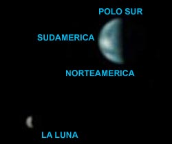 La Tierra y la Luna vistas desde Marte, a una distancia de 138 millones de kilmetros. Se distinge claramente Sudamrica. El Polo Sur est arriba.