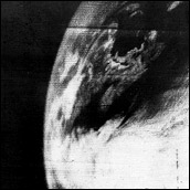 La primera imagen desde un satélite de la Tierra, tomada por el TIROS-1, de EEUU. Haga click en la imagen y vea cómo la NASA hace las fotos de la Tierra hoy en día.