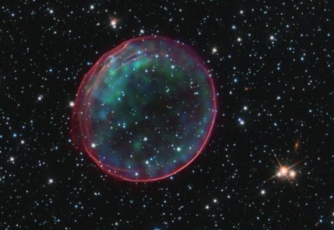 Los restos en expansión de la Supernova SNR 0509-67.5 en la Gran Nube de Magallanes en colores artificiales. Se  combinan imágenes tomadas en Rayos X y visible. Crédito: Chandra/HST/NASA.