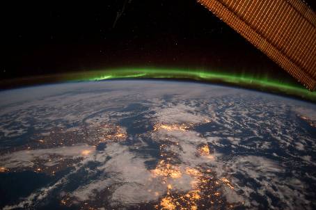 Irlanda, el Reino Unido y Escandinavia de noche, aparecen junto a una espectacular aurora boreal. Crédito: NASA.